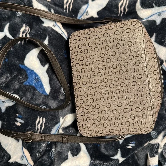 Guess purse - Picture 3 of 5